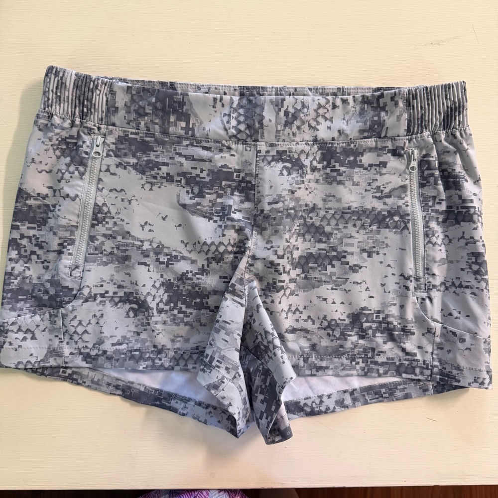 Columbia PFG Shorts Womens L Grey Digital Camo Performance Fishing Gear
